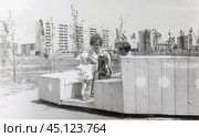 Женщина сидит с детьми на детской площадке в деревянном кораблике в 1980-е годы. Стоковое фото, фотограф Retro / Фотобанк Лори