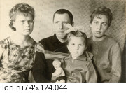 Семейный портрет с маленькой девочкой в 1970-е годы. Стоковое фото, фотограф Retro / Фотобанк Лори