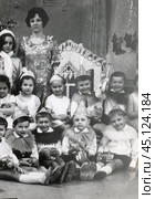 Новогодний праздник в детском саду: девочки-снежинки, мальчики - клоуны, СССР, 1970-е гг. Стоковое фото, фотограф Retro / Фотобанк Лори