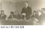 Мужчина выступает в коллективе на собрании. Стоковое фото, фотограф Retro / Фотобанк Лори