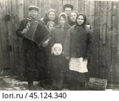 Деревенская семья позирует на фоне деревянного забора, мужчина с баяном, СССР, 1960-70-е гг. Стоковое фото, фотограф Retro / Фотобанк Лори