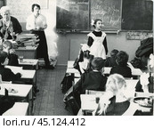 Ученица отвечает у доски на уроке русского языка, 1960-70-е гг. Стоковое фото, фотограф Retro / Фотобанк Лори