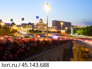 Цветы на большом каменном мосту в городе Москва (2024 год). Редакционное фото, фотограф Роман Лукьянов / Фотобанк Лори