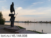 Памятник Александру Невскому на берегу реки Невы, посёлок Усть-Ижора, Санкт-Петербург, Россия. Памятник установлен на месте, где 15 июля 1240 года новгородский князь Александр Ярославич одержал победу над шведскими войсками, за что получил прозвище Невский. Редакционное фото, фотограф Андрей Степанов / Фотобанк Лори