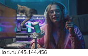 A pretty teenage girl leads her video blog about computer games on a popular channel. Стоковое видео, видеограф Strunov David / Фотобанк Лори