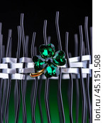 Close-up bright green beautiful clover brooch in crystals on dark background. Стоковое фото, фотограф Виталий Сова / Фотобанк Лори