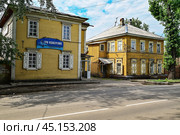 Город Иркутск. Двухэтажные деревянные дома. Улица Фридриха Энгельса, дома 33 и 33/1 (2024 год). Стоковое фото, фотограф Александр Тараканов / Фотобанк Лори