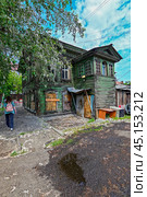 Город Иркутск. Двухэтажный старый жилой дом. Переулок Милицейский, дом 30 (2024 год). Стоковое фото, фотограф Александр Тараканов / Фотобанк Лори