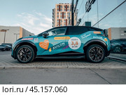 Электромобиль Zeekr X перед зданием дилерского центра. Компактный электрический автомобиль китайского бренда Zeekr (2024 год). Редакционное фото, фотограф Константин Григорьев / Фотобанк Лори
