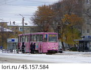 Трамвай КТМ-5М3 (71-605) №1222 на остановке "ТРК Аврора", улица Гагарина, город Челябинск. Редакционное фото, фотограф Алексей Иванов / Фотобанк Лори