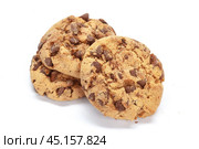Chocolate chip cookie on white. Стоковое фото, фотограф Сергей Толмачёв / Фотобанк Лори
