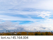 Красивый осенний пейзаж Москвы с облачным голубым небом (2019 год). Стоковое фото, фотограф Евгений Капранов / Фотобанк Лори