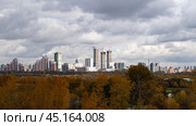 Осенний московский пейзаж. Вид с Крылатских Холмов. Москва, Россия. (2019 год). Стоковое фото, фотограф Евгений Капранов / Фотобанк Лори