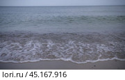 Волны около берега моря. Стоковое видео, видеограф Анна Рогалева / Фотобанк Лори