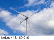 Ветрогенератор на фоне облачного неба. Windmill as a source of renewable energy and sustainable resource. Wind turbine. Green energy concept. Стоковое фото, фотограф Ekaterina M / Фотобанк Лори