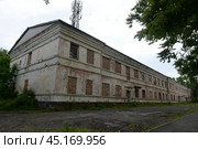 Заброшенное здание казармы на острове Русский. Владивосток (2022 год). Редакционное фото, фотограф Free Wind / Фотобанк Лори