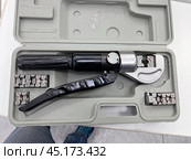 Crimper for crimping wires.A professional tool for compressing large diameter wires. Стоковое фото, фотограф Александр Поташев / Фотобанк Лори