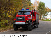 Пожарная автоцистерна АЦ-6,0-40 на базе автомобиля УРАЛ NEXT (Урал-5557) на дороге облачным октябрьским днем. Псковская область. Редакционное фото, фотограф Виктор Карасев / Фотобанк Лори