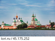 Panorama of the Spaso-Yakovlevsky Dimitriev Monastery. View from lake Nero on a sunny summer day. Rostov Veliky, Russia. 13th-18th century (2020 год). Стоковое фото, фотограф Оксана Медведева / Фотобанк Лори