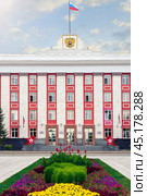 Building of the government of the Altai Territory in the city of Barnaul on the "Soviets" square (2020 год). Редакционное фото, фотограф Дмитрий Кобзев / Фотобанк Лори