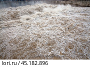 Бурлящая вода, прошедшая сквозь плотину гидроэлектростанции ( сквозь водоводы ) Стоковое фото, фотограф Павел Просянов / Фотобанк Лори