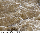 Бурлящая вода, прошедшая сквозь плотину гидроэлектростанции ( сквозь водоводы ) Стоковое фото, фотограф Павел Просянов / Фотобанк Лори