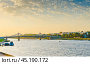 Вид на Волгу на закате. Ранняя осень. Тверь. Россия. Редакционное фото, фотограф E. O. / Фотобанк Лори