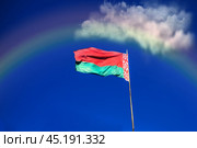 Национальный флаг Республики Беларусь на фоне синего неба (2018) / Belorussian flag waving in the wind. Стоковое фото, фотограф Iva Noel / Фотобанк Лори