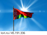 Национальный флаг Республики Беларусь на фоне синего неба (2018) / Belorussian flag waving in the wind. Стоковое фото, фотограф Iva Noel / Фотобанк Лори