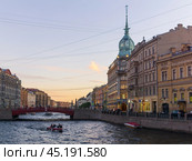 Evening view of the Red Bridge and Esders and Scheefhals building in Saint Petersburg (2024 год). Редакционное фото, фотограф Евгений Харитонов / Фотобанк Лори