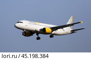 Vueling airbus EC-LOB landing in Barcelona-El Prat Airport (2020 год). Редакционное фото, фотограф Яков Филимонов / Фотобанк Лори