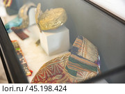 Traditional Tunisian womens headgear showcased at Bardo National Museum (2024 год). Редакционное фото, фотограф Яков Филимонов / Фотобанк Лори