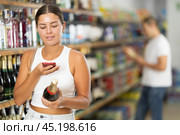 Young woman scanning qr code for champagne. Стоковое фото, фотограф Яков Филимонов / Фотобанк Лори