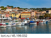 Cassis, France - September 27, 2021: Boats and yahts in the old port of Cassis near Marseille. Редакционное фото, фотограф Яков Филимонов / Фотобанк Лори