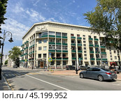Москва, улица Спиридоновка, дом 24/1 летом в солнечную погоду. Редакционное фото, фотограф Овчинникова Ирина / Фотобанк Лори