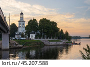Александро-Невская церковь, посёлок Усть-Ижора, Санкт-Петербург, Россия. Церковь Святого благоверного князя Александра Невского. Вид на место впадения реки Ижоры в Неву. Здесь 15 июля 1240 года новгородский князь Александр Ярославич одержал победу над шведскими войсками, за что получил прозвище Невский. Редакционное фото, фотограф Андрей Степанов / Фотобанк Лори