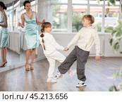 Preteen dancers practicing vigorous lindy hop at dance rehearsal. Стоковое фото, фотограф Яков Филимонов / Фотобанк Лори