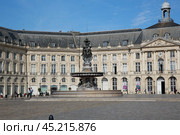 View on the famous La Bourse square with fountain during the morning in Bordeaux city, France (2016 год). Редакционное фото, фотограф Константин Сергеевич Синявин / Фотобанк Лори