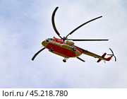 Вертолет Ми-8 летит в небе (2024 год). Стоковое фото, фотограф Александр Тараканов / Фотобанк Лори