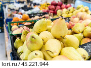 background healthy freshness fresh ripe vegetarian agriculture green organic fruit food diet pear. Стоковое фото, фотограф ilya Lyubchenko / Фотобанк Лори