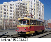 Трамвай "Tatra" T3SU №263 на путепроводе над железнодорожными путями, улица Челюскинцев, Екатеринбург (2019 год). Редакционное фото, фотограф Алексей Иванов / Фотобанк Лори