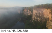 Утреннее солнце освещает красивый утес и реку окутанную туманом. Time-lapse 4К. Стоковое видео, видеограф Сергей Егоров / Фотобанк Лори