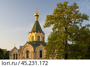 Храм святых апостолов Петра и Павла, город Любань, Ленинградская область, Россия. Петропавловская церковь в Любани является единственным в России храмом железнодорожников. Вечерний вид на красивую православную церковь. Стоковое фото, фотограф Андрей Степанов / Фотобанк Лори
