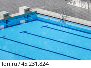 Top view swimming pool outlined by bold lanes, inviting swimmers to glide through clear turquoise water. lanes, neatly divided by marker lines, perfect for training and competition. Стоковое фото, фотограф Павел Муравьев / Фотобанк Лори