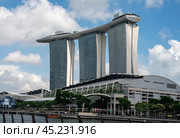 Singapore,  Marina Bay Sands. Singapore symbol, stands proudly in skyline of Marina Bay. striking architecture, with three connected towers and unique rooftop, iconic landmark. Редакционное фото, фотограф Павел Муравьев / Фотобанк Лори