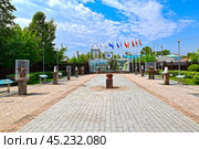 Аллея городов-побратимов. Город Иркутск (2024 год). Редакционное фото, фотограф Александр Тараканов / Фотобанк Лори