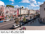 Voronezh, Russia, July 22, 2024: Prospekt Revolutsii Street on a summer day in Voronezh. Стоковое фото, фотограф Катерина Белякина / Фотобанк Лори