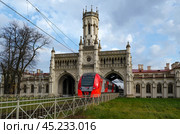 Вид старого здания Нового железнодорожного вокзала Петергоф в осенний день. Пригороды Санкт-Петербурга (2021) Редакционное фото, фотограф Дмитрий Мельников / Фотобанк Лори