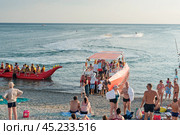 Черное море,     пляж, Краснодарский край, Туапсинский район, Бухта Михайловская водные развлечения (2024 год). Стоковое фото, фотограф Александр Циликин / Фотобанк Лори