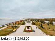 Парк Стрелка и медведь, река Волга, Которосльная набережная, Ярославль. Редакционное фото, фотограф Андрей Бойков / Фотобанк Лори